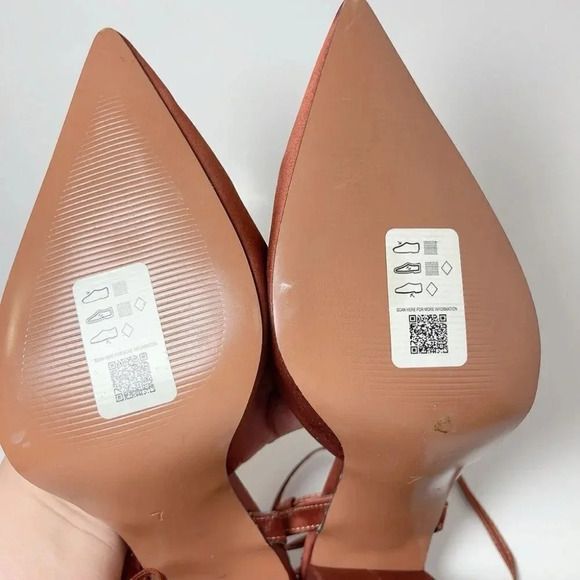 ASOS  DESIGN Wide Fit Panda Tie Leg Block Heeled Shoes - Picture 10 of 11